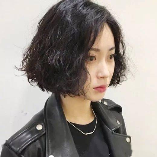 姻缘测试自己烫发短发发型(2017女生短烫发发型图片 女生短发烫发造型图片)