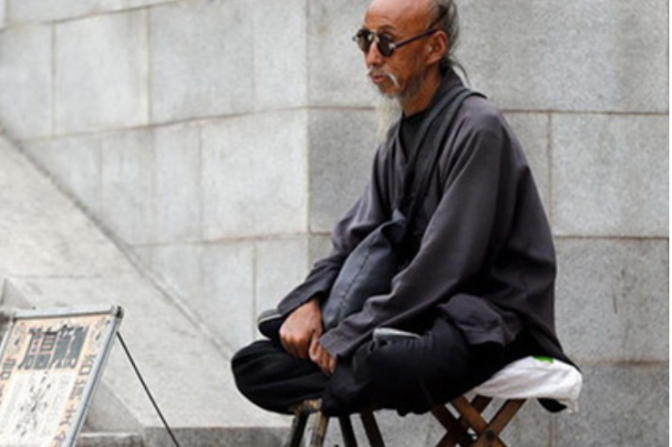 桑松木命适合佩戴什么首饰和招风耳面相运势